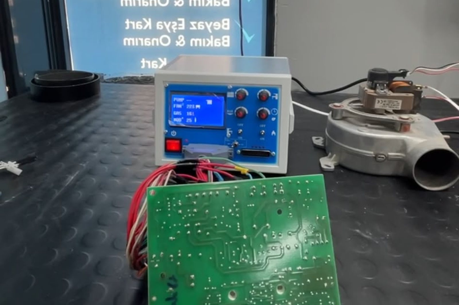 Onarılan kart, tezgâhta test cihazına bağlı hâlde ölçülürken