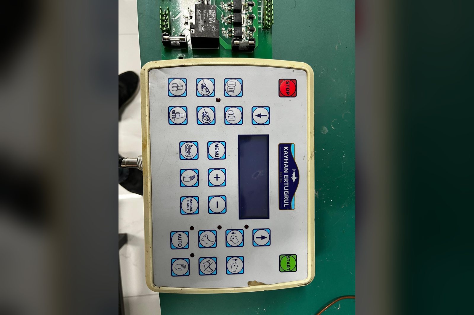 Balya makinesine ait membran tuş takımlı operatör paneli, arkasında kontrol kartı