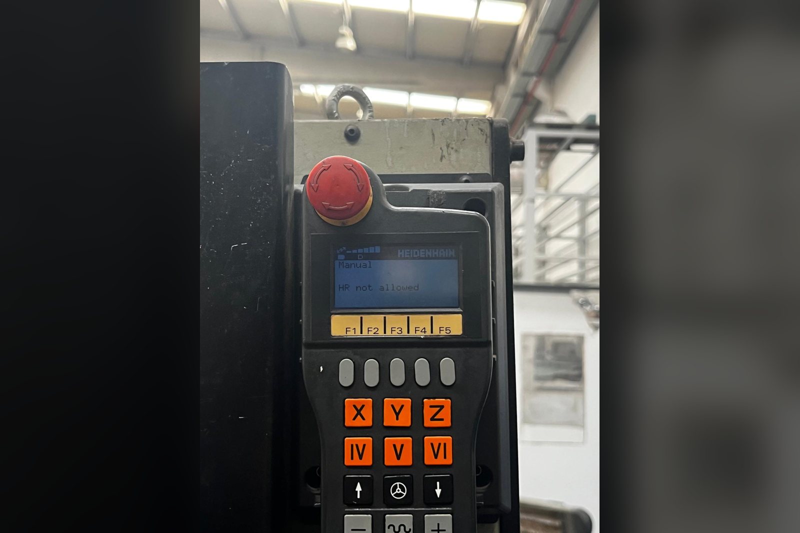 CNC tezgâhın Heidenhain el çarkı (HR pendant) üzerinde eksen tuşları ve ekran