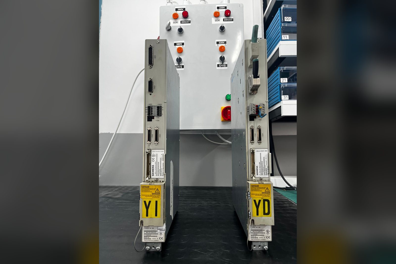 İki Siemens servo sürücü, 380V ve 220V test panelinde enerji altında denenirken
