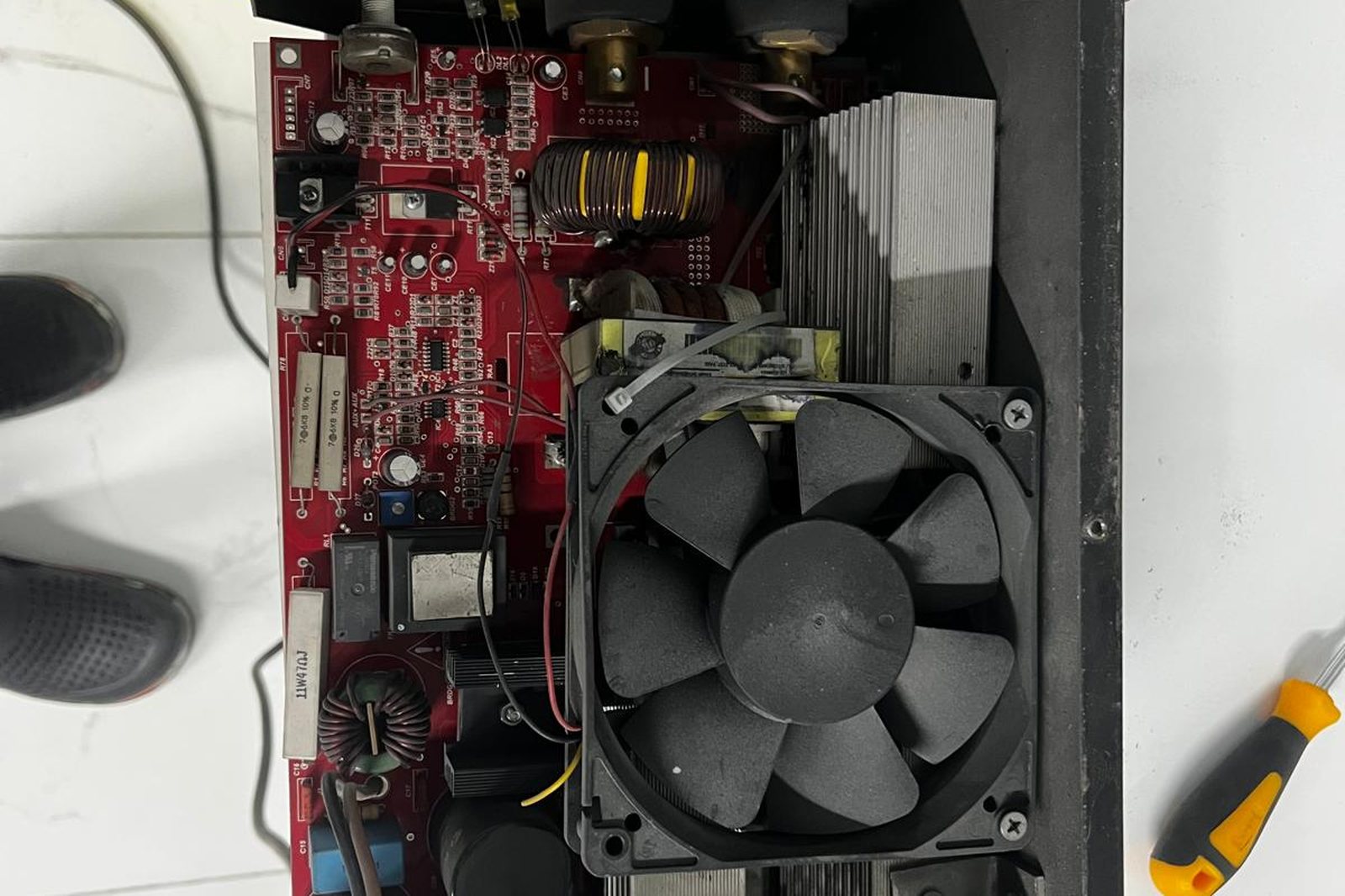 Açılmış inverter kaynak makinesinin güç kartı ve soğutma fanı